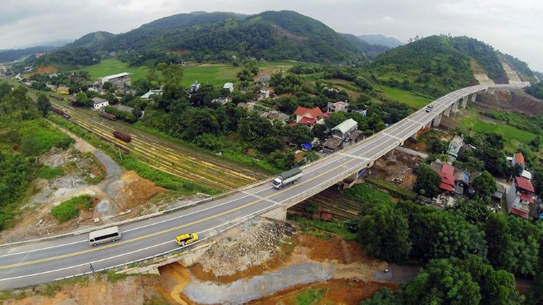Với sự tăng trưởng mạnh mẽ về lưu lượng phương tiện, đặc biệt là xe tải trọng lớn, đến nay nhiều đoạn trên tuyến cao tốc Nội Bài-Lào Cai đã hư hỏng và có biểu hiện xuống cấp.