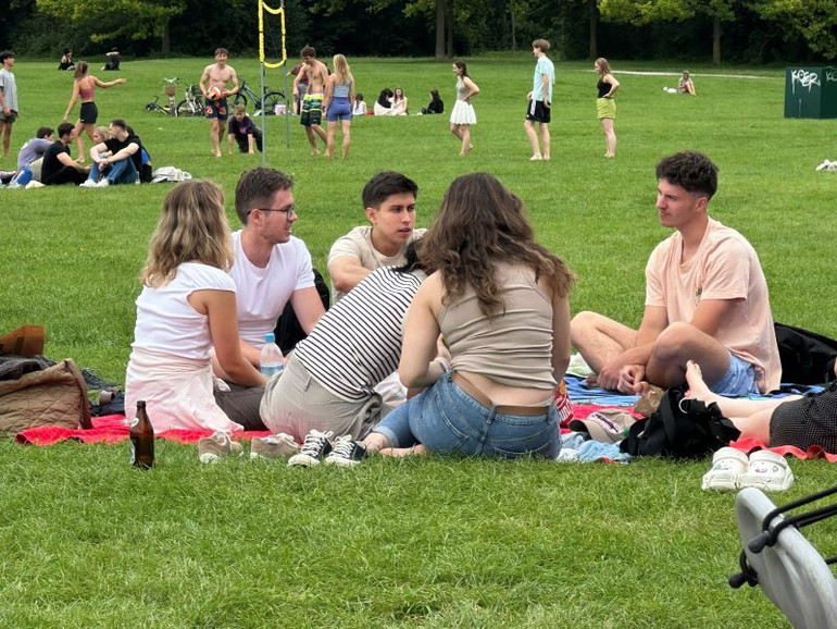 Người dân Munich tổ chức vui chơi, nghỉ ngơi trong công viên.