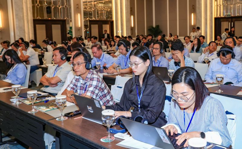 Các đại biểu tham dự tọa đàm. (Ảnh: TẠ HẢI)