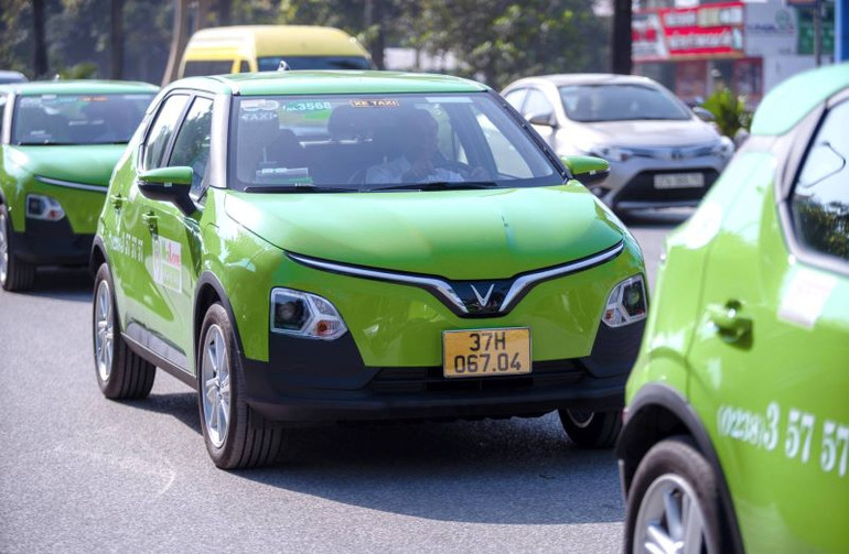 Chính phủ cần có những chính sách về giá, vốn; phát triển trạm sạc và thúc đẩy xây dựng trạm sạc tạo “đòn bẩy” thu hút doanh nghiệp tham gia chuyển đổi phương tiện xanh.