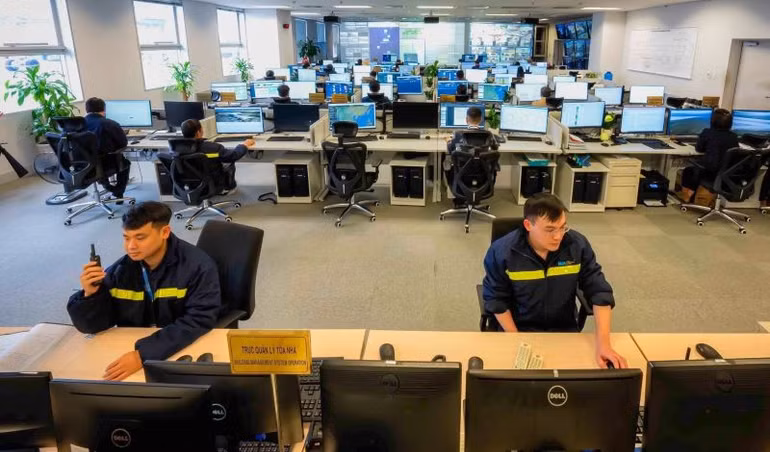 Công tác trực điều hành 24/7 tại Trung tâm Điều phối khai thác (AOCC) được siết chặt nhằm giải quyết kịp thời, nhanh chóng và hiệu quả mọi vấn đề phát sinh. Công tác trực điều hành 24/7 tại Trung tâm Điều phối khai thác (AOCC) được siết chặt nhằm giải quyết kịp thời, nhanh chóng và hiệu quả mọi vấn đề phát sinh.