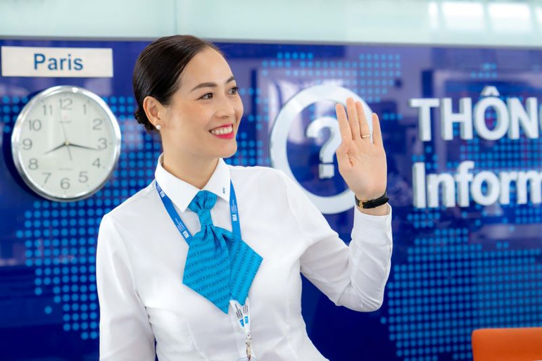 Chị Phạm Thị Thúy Nga, nhân viên giải đáp thông tin - Trung tâm Điều hành sân bay Nội Bài.