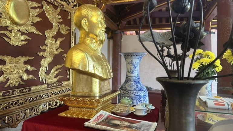 Dâng ấn phẩm đặc biệt của Báo Nhân Dân trước bàn thờ Bác.