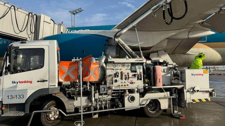 Các chuyến bay từ châu Âu của Vietnam Airlines sẽ sử dụng nhiên liệu SAF với tỷ lệ ít nhất 2%, sẽ tăng dần lên 6%, 20%, 70% vào tương ứng các năm 2030, 2035, 2050. Các chuyến bay từ châu Âu của Vietnam Airlines sẽ sử dụng nhiên liệu SAF với tỷ lệ ít nhất 2%, sẽ tăng dần lên 6%, 20%, 70% vào tương ứng các năm 2030, 2035, 2050.