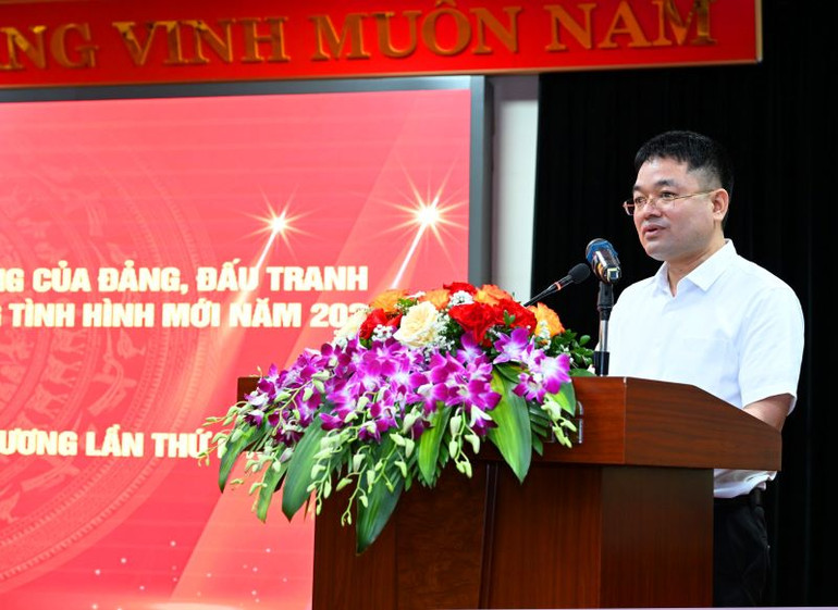 Nhà báo Nguyễn Văn Minh, Phó Tổng biên tập phụ trách Báo Công thương phát biểu ý kiến.