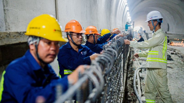 Ban Quản lý dự án 2 yêu cầu bộ phận điều hành dự án đường cao tốc Quảng Ngãi-Hoài Nhơn chỉ đạo các nhà thầu thi công bứt tốc các hạng mục: cầu, hầm, cấp phối đá dăm gia cố xi-măng.