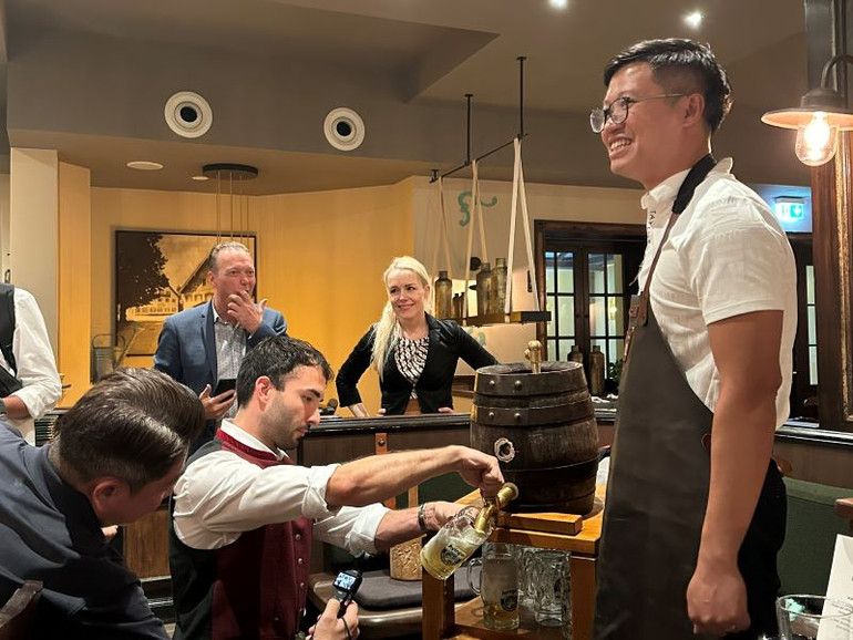 Du khách Việt Nam thưởng thức loại bia truyền thống ở Munich.