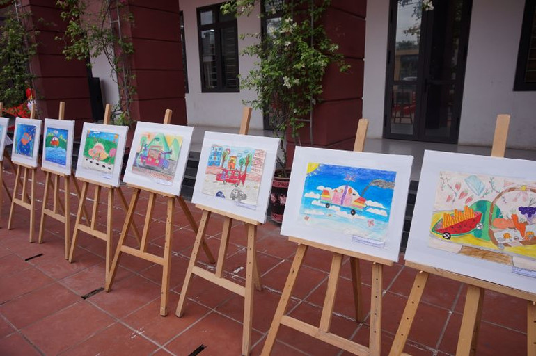 Một số bức tranh tiêu biểu trong cuộc thi "Chiếc ô-tô mơ ước" được trưng bày.