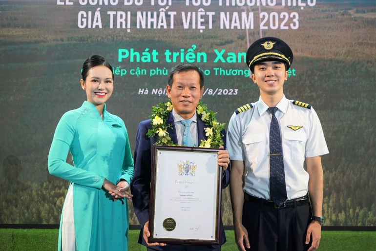 Vietnam Airlines được trao chứng nhận ở hai hạng mục gồm “Thương hiệu hàng không giá trị nhất Việt Nam” và “Tốp 5 doanh nghiệp tăng trưởng sức mạnh toàn ngành”.