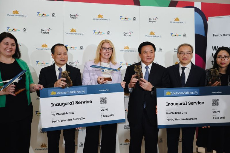 Các đại biểu dự lễ khai trương.