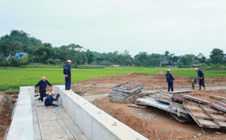 Mặc dù vướng mặt bằng tại gói thầu XL-24, nhưng Tập đoàn Đèo Cả đã huy động 160 công nhân, thợ lái máy, lao động phổ thông, 30 cán bộ kỹ thuật nhân sự quản lý trên 11 cầu với 120 máy móc thiết bị.