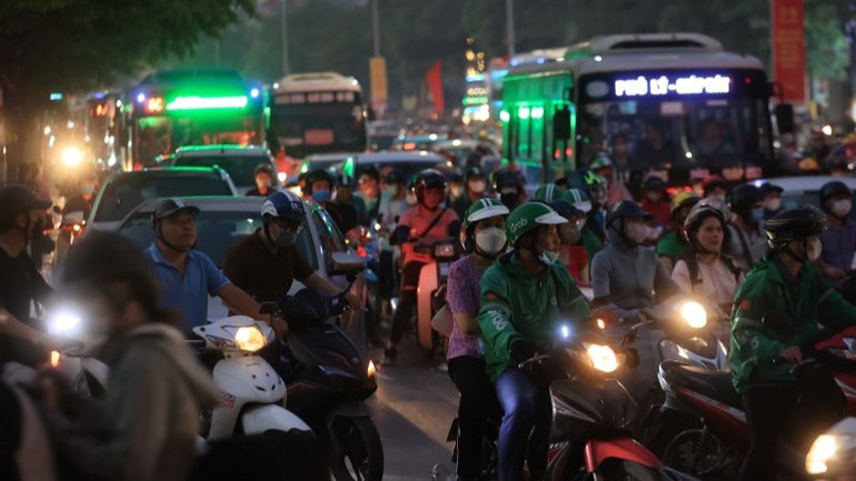 Ước tính trong khoảng 30 năm nữa, xe máy vẫn là phương tiện chủ đạo của nước ta. Ước tính trong khoảng 30 năm nữa, xe máy vẫn là phương tiện chủ đạo của nước ta.