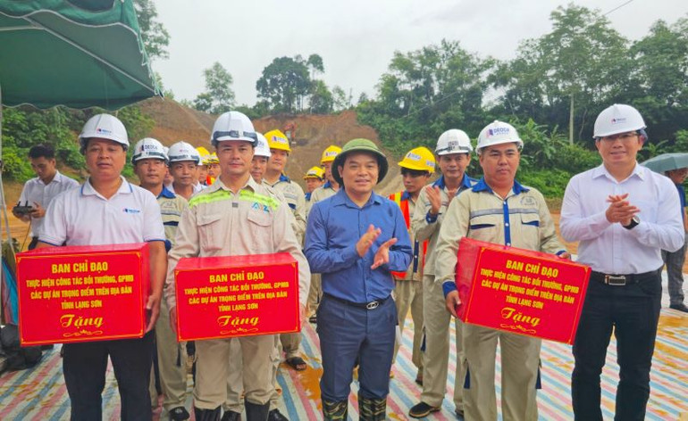 Bí thư Tỉnh ủy Lạng Sơn Nguyễn Quốc Đoàn (đội mũ cối, đứng giữa) thăm hỏi, tặng quà một số đơn vị tham gia dự án.