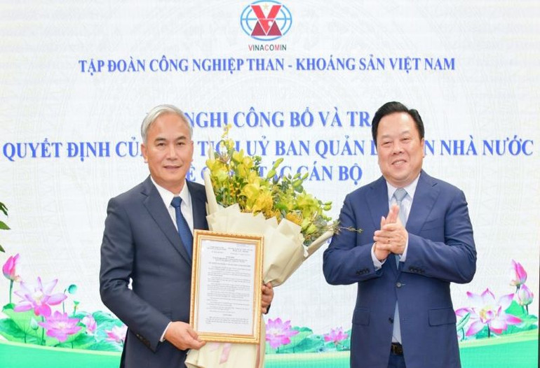 Đồng chí Nguyễn Hoàng Anh (bên phải) , Ủy viên Trung ương Đảng, Chủ tịch Ủy ban quản lý vốn Nhà nước tại doanh nghiệp trao quyết định bổ nhiệm chức vụ Thành viên HĐTV cho đồng chí Vũ Anh Tuấn