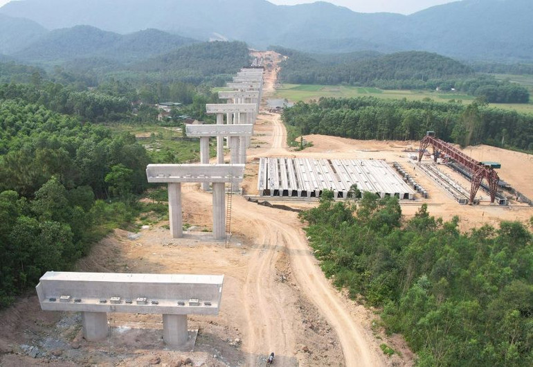 Một đoạn cao tốc Diễn Châu-Bãi Vọt đang thi công.