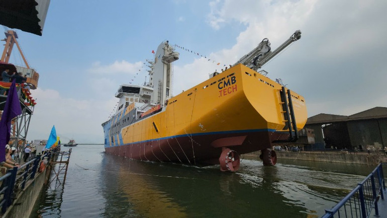 Tập đoàn Damen đã mất khoảng 3 năm rất nỗ lực để thiết kế tàu theo yêu cầu của CMB.Tech, đòi hỏi tàu phải có yếu tố "xanh", bảo vệ môi trường. Tập đoàn Damen đã mất khoảng 3 năm rất nỗ lực để thiết kế tàu theo yêu cầu của CMB.Tech, đòi hỏi tàu phải có yếu tố "xanh", bảo vệ môi trường.