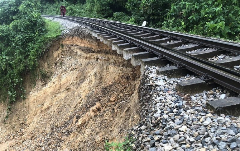 Do sạt lở nghiêm trọng, lại ở vị trí không thuận lợi về đường bộ tiếp cận nên công tác cứu hộ, khắc phục sạt lở đường sắt gặp nhiều khó khăn.