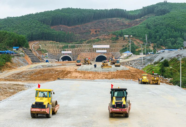 Nhánh phải hầm số 3 đã được đào thông và nhà thầu tiếp tục thi công đào mở rộng, hạ nền, bê-tông vỏ hầm… Nhánh phải hầm số 3 đã được đào thông và nhà thầu tiếp tục thi công đào mở rộng, hạ nền, bê-tông vỏ hầm…