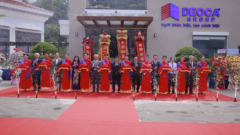 Cắt băng khánh thành trung tâm huấn luyện thực hành giao thông.