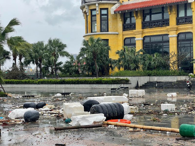 Cảng tàu khách Hạ Long bị thiệt hại sau bão Yagi. Cảng tàu khách Hạ Long bị thiệt hại sau bão Yagi.