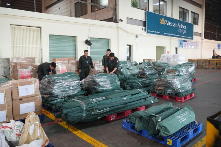 Các lô hàng cứu trợ được đóng gói, kiểm tra cẩn thận trước khi tiến hành các bước tiếp theo của quy trình vận chuyển.