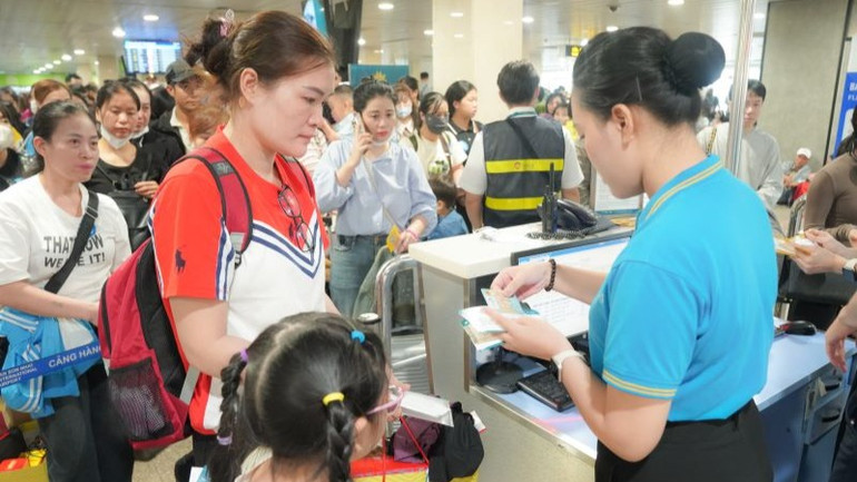 Đây là hoạt động thường niên được Hãng hàng không Quốc gia triển khai với mong muốn sau một năm lao động vất vả, ai cũng có cơ hội trở về bên gia đình, tận hưởng những khoảnh khắc thiêng liêng của ngày Tết cổ truyền.