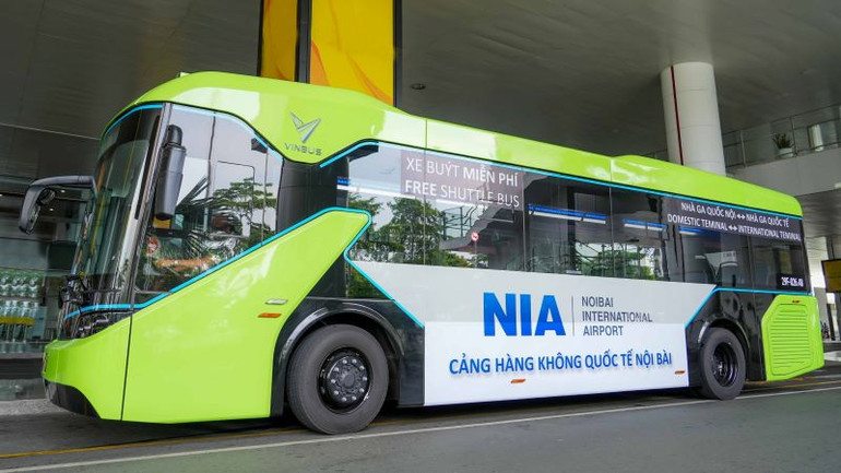 Xe bus điện di chuyển liên tục giữa hai nhà ga với tần suất 15-20 phút/chuyến tùy theo khung giờ.