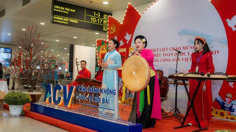 Biểu diễn hát chèo tại Cảng Hàng không quốc tế Nội Bài.