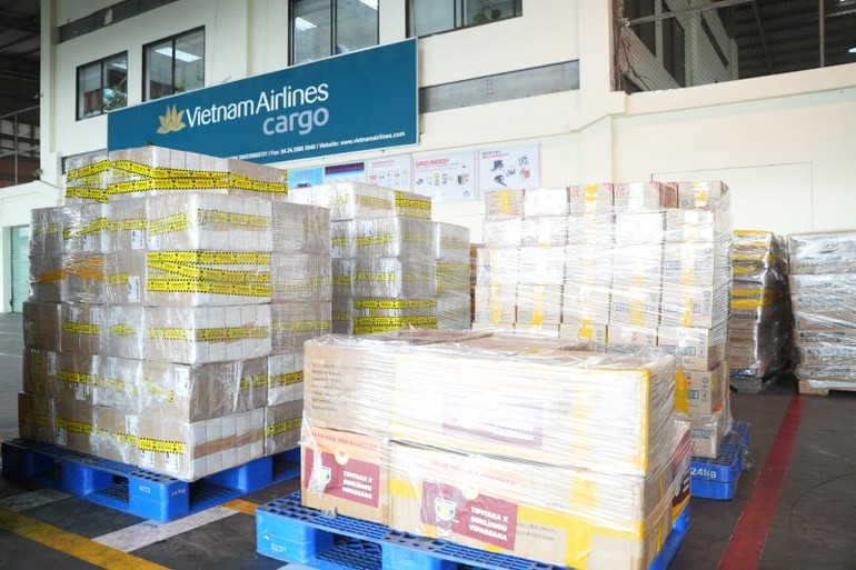 Hàng hóa được chuyển vào khu vực kiểm tra an ninh, bảo đảm tuân thủ các quy định của các cơ quan chức năng về an toàn hàng hóa.