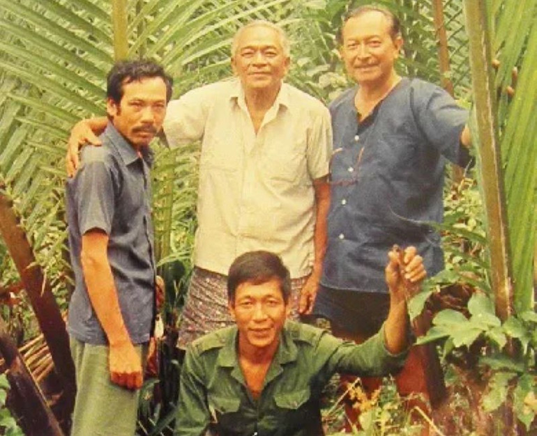 Đồng chí Trần Phương Thế (tự Tám Thậm), bí số NKA1 (ngoài cùng bên trái) cùng Mai Văn Hạnh (ngoài cùng bên phải) và đồng bọn tại căn cứ giả ở Cà Mau. Đồng chí Trần Phương Thế (tự Tám Thậm), bí số NKA1 (ngoài cùng bên trái) cùng Mai Văn Hạnh (ngoài cùng bên phải) và đồng bọn tại căn cứ giả ở Cà Mau.