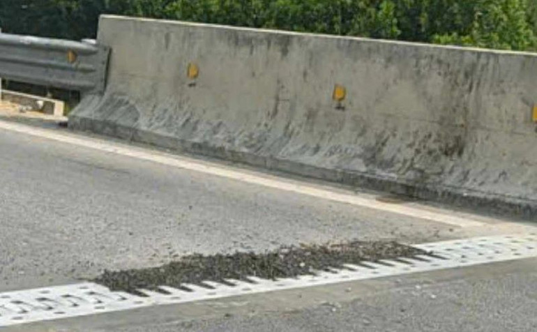 Đơn vị quản lý khắc phục tạm thời, vá dập bằng cấp phối đá dăm và xi măng. Đơn vị quản lý khắc phục tạm thời, vá dập bằng cấp phối đá dăm và xi măng.