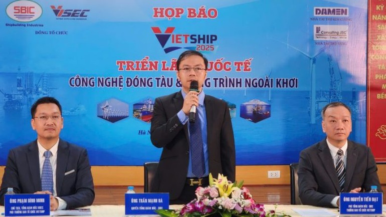Ông Trần Mạnh Hà (đứng), Quyền Tổng Giám đốc SBIC, giới thiệu về Triển lãm Vietship 2025.