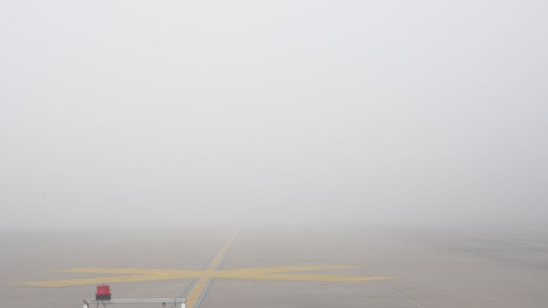 Ngoài việc chuyển hướng hạ cánh, hoãn hủy chuyến do sương mù, nhiều chuyến bay nội địa khác của các hãng hàng không cũng bị tác động dây chuyền.