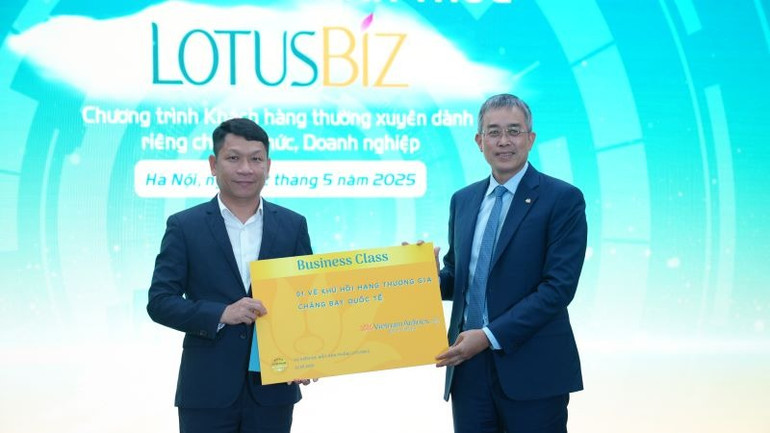 Ông Đặng Ngọc Hòa, Chủ tịch Hội đồng quản trị Vietnam Airlines trao quà lucky draw cho vị khách may mắn.