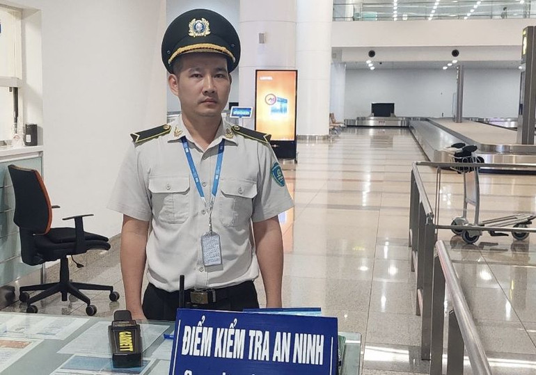 Anh Phạm Tuấn Thành, nhân viên đội An ninh trật tự ga quốc tế (Cảng Hàng không quốc tế Nội Bài). Anh Phạm Tuấn Thành, nhân viên đội An ninh trật tự ga quốc tế (Cảng Hàng không quốc tế Nội Bài).