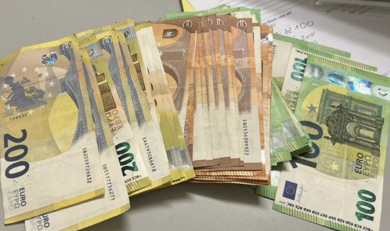 Tài sản trị giá hơn 8.000 euro của hành khách bỏ quên. Tài sản trị giá hơn 8.000 euro của hành khách bỏ quên.