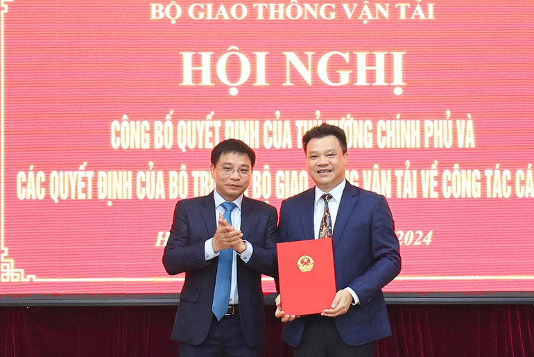Bộ trưởng Giao thông vận tải, Phó Chủ tịch thường trực Ủy ban An toàn giao thông Quốc gia Nguyễn Văn Thắng trao Quyết định của Thủ tướng Chính phủ điều động, bổ nhiệm ông Lê Kim Thành, Cục trưởng Đường cao tốc Việt Nam giữ chức Phó Chủ tịch chuyên trách Ủy ban An toàn giao thông Quốc gia. Bộ trưởng Giao thông vận tải, Phó Chủ tịch thường trực Ủy ban An toàn giao thông Quốc gia Nguyễn Văn Thắng trao Quyết định của Thủ tướng Chính phủ điều động, bổ nhiệm ông Lê Kim Thành, Cục trưởng Đường cao tốc Việt Nam giữ chức Phó Chủ tịch chuyên trách Ủy ban An toàn giao thông Quốc gia.