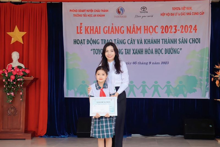 Bà Hoàng Thị Như Quỳnh, đại diện Toyota Việt Nam trao thưởng cuộc thi tái chế đồ dùng cũ.