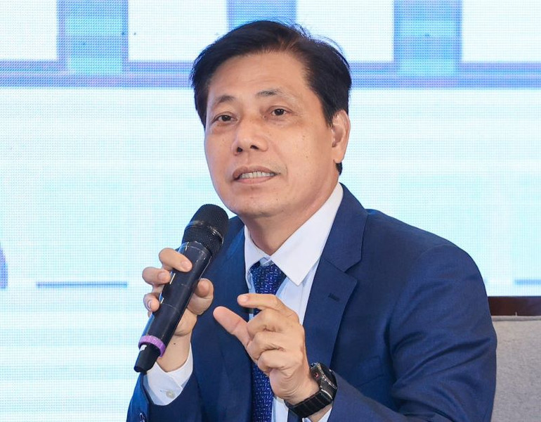 Nguyên Thứ trưởng Giao thông vận tải Nguyễn Ngọc Đông nêu vấn đề khai thông nguồn lực quốc tế đầu tư cho giao thông xanh. (Ảnh: TẠ HẢI)