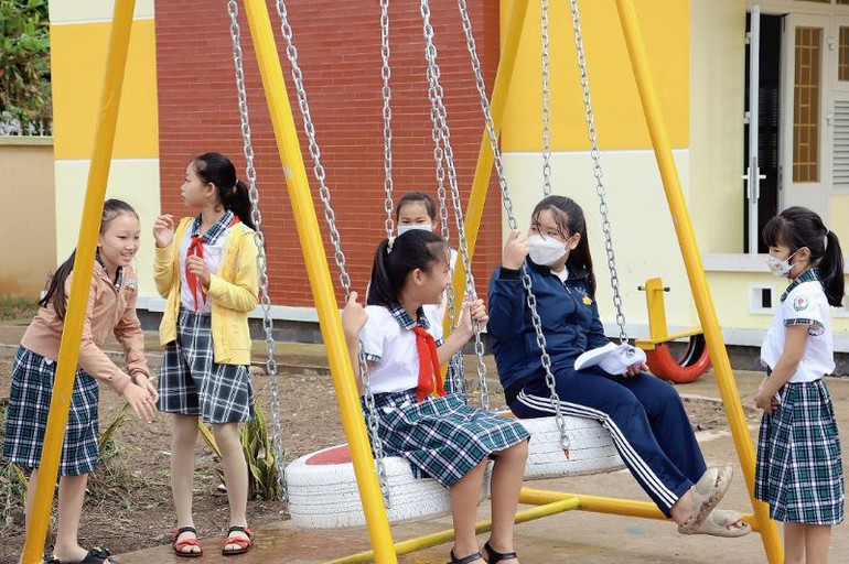 Toyota cũng tiến hành bàn giao một sân chơi (đồ chơi làm bằng lốp xe cũ) với diện tích khoảng 2.500m2 cho các em học sinh trường Tiểu học An Khánh.