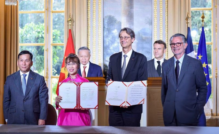 Hai bên trao đổi thỏa thuận hợp tác. Hai bên trao đổi thỏa thuận hợp tác.