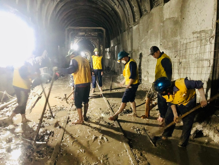 Lực lượng công nhân nỗ lực thi công khắc phục sự cố để thông hầm Bãi Gió. Lực lượng công nhân nỗ lực thi công khắc phục sự cố để thông hầm Bãi Gió.