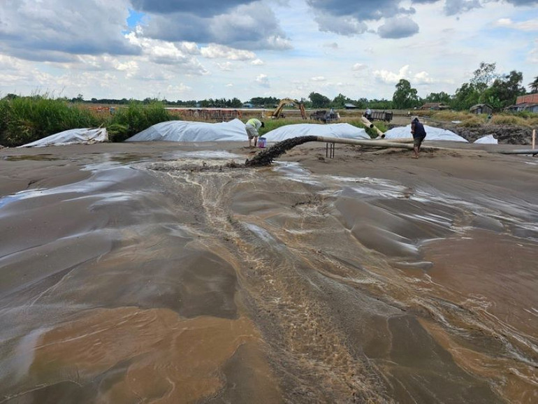 Cát biển Sóc Trăng thí điểm đắp nền đường tại dự án cao tốc Hậu Giang-Cà Mau.