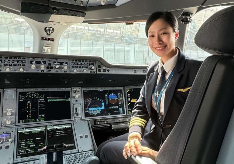 Để có thể điều khiển "chim sắt", nữ cơ phó Mai Khanh phải trải qua quá trình đào tạo và luyện tập khắc nghiệt với nhiều tiêu chuẩn khắt khe. Để có thể điều khiển "chim sắt", nữ cơ phó Mai Khanh phải trải qua quá trình đào tạo và luyện tập khắc nghiệt với nhiều tiêu chuẩn khắt khe.