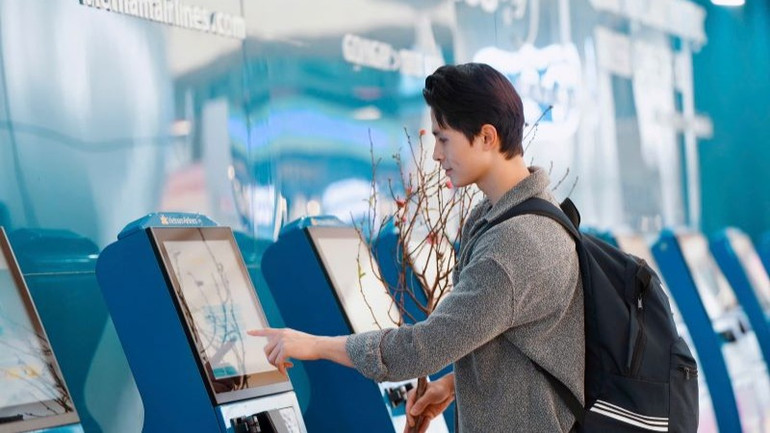 Vietnam Airlines khuyến nghị hành khách nên làm thủ tục trực tuyến trước chuyến bay qua website, ứng dụng di động, tổng đài 1900 6265 hoặc tại các quầy tự làm thủ tục (kiosk check-in) trong vòng 24 giờ trước khi khởi hành và gửi hành lý tại các quầy được bố trí riêng tại sân bay.