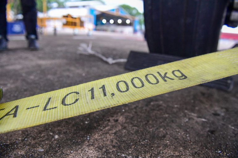 Các dây để chằng néo máy bay có sức chịu tải 11 tấn, được cố định chắc chắn từ càng đáp xuống mặt đất.