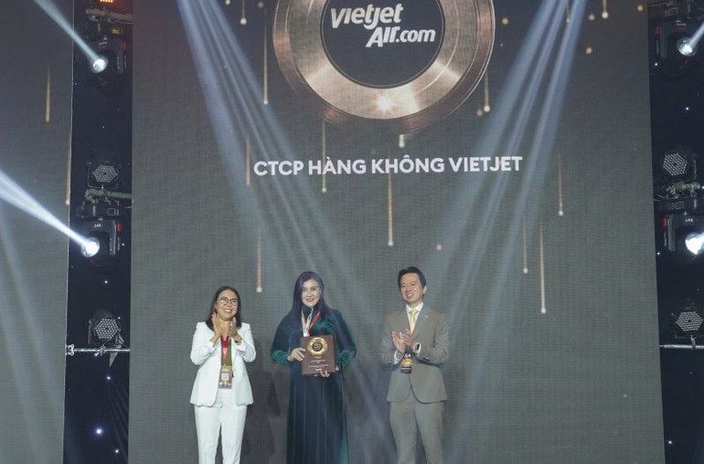 Phó Tổng Giám đốc Vietjet Hồ Ngọc Yến Phương (áo dài xanh, giữa) nhận giải thưởng vinh danh 50 công ty niêm yết tốt nhất Việt Nam 2024