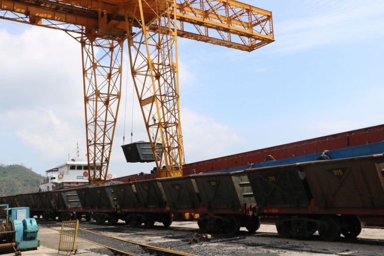 Từ sáng ngày 11/9, Công ty Tuyển than Cửa Ông (TKV) đã tổ chức kéo than mỏ từ các đơn vị trong vùng Cẩm Phả và xuất những tấn than đầu tiên sau bão số 3.