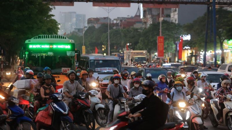 Cơ quan quản lý chức năng nên cho phép lái xe có thêm giờ làm thêm trong tuần, phù hợp với quy định của Luật Lao động, cho phép người lao động được làm thêm giờ (tối đa 300 giờ/năm). Cơ quan quản lý chức năng nên cho phép lái xe có thêm giờ làm thêm trong tuần, phù hợp với quy định của Luật Lao động, cho phép người lao động được làm thêm giờ (tối đa 300 giờ/năm).