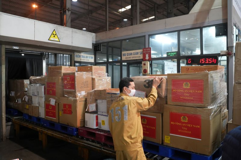 Hàng cứu trợ được chuyển lên máy bay, chuẩn bị cho chuyến bay đến sân bay Yangon, hạ cánh lúc 14 giờ 30 phút cùng ngày. Toàn bộ lô hàng sẽ được Vietnam Airlines phối hợp bàn giao cho các cơ quan chức năng phía Myanmar để kịp thời chuyển đến người dân vùng bị ảnh hưởng.